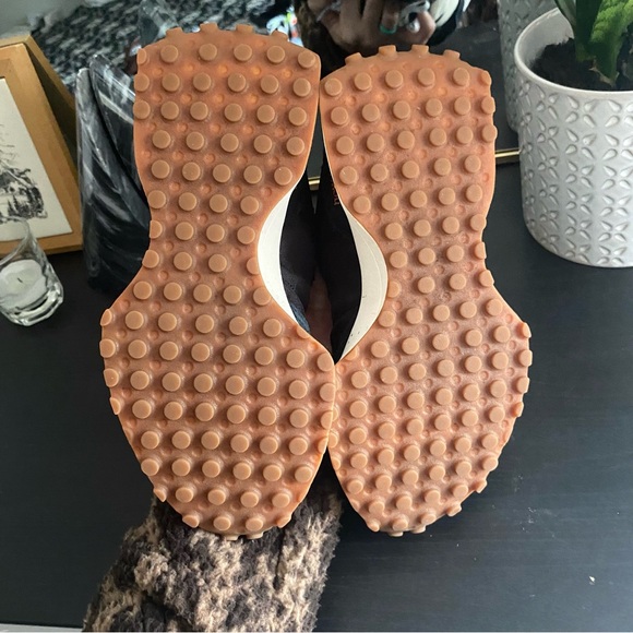 New Balance 327 Black and White Athletic Shoes - Picture 4 of 11